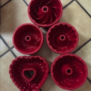 Lot of 10 silicone mini bundt pans NEW $20 PRICED AS MARKED $20 IS THE PRICE